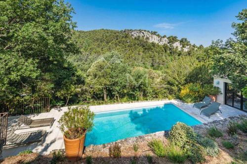 Superbe Mas Authentique Du Luberon Courr — hotel in Oppede Le Vieux