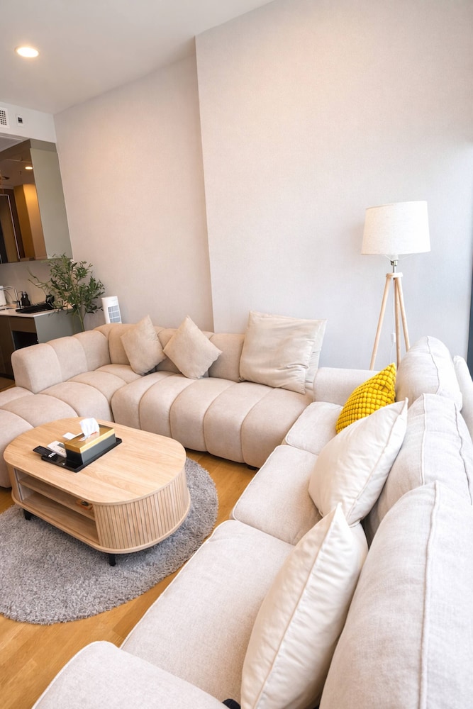 Luxury 1 Bedroom l BTS 2 Mins l Pool and Gym