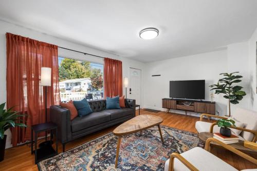 A Pop of Color 3BD in the Heights w 3 King Beds — hotel in Peoria Heights