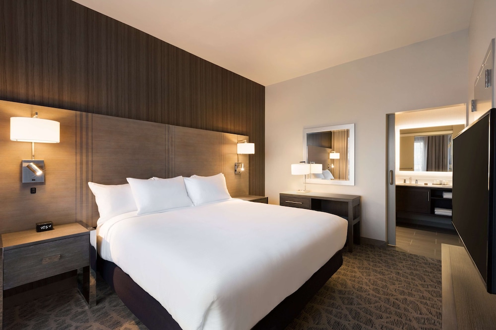Embassy Suites by Hilton The Woodlands at Hughes Landing - photo 9