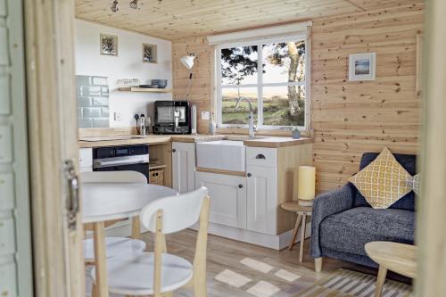 Scandi Cabin On A Hill With Stunning Views Across Cornwall — 4-Star Luxury Hotel in Penzance, United Kingdom