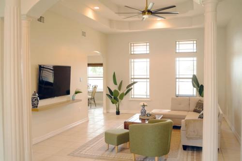 Tropical Family Funhouse No chore Pet Friendly — hotel in Edinburg