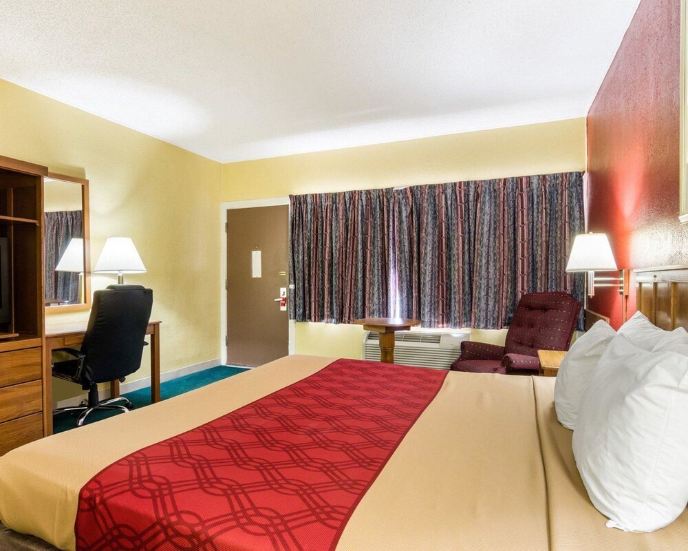 Econo Lodge Topeka Blvd. - photo 17