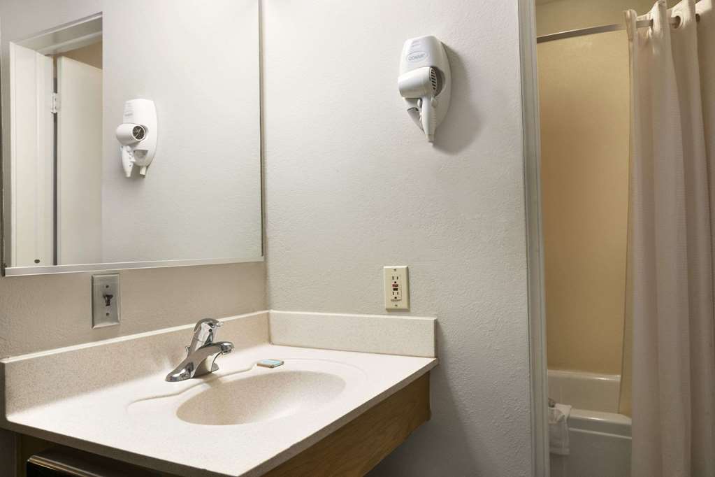Travelodge By Wyndham Traverse City Mi - photo 11