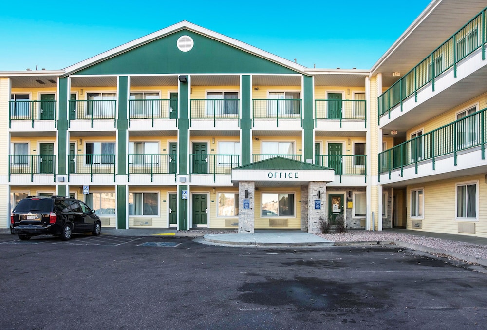 HomeTowne Studios By Red Roof Colorado Springs Airport - featured photo