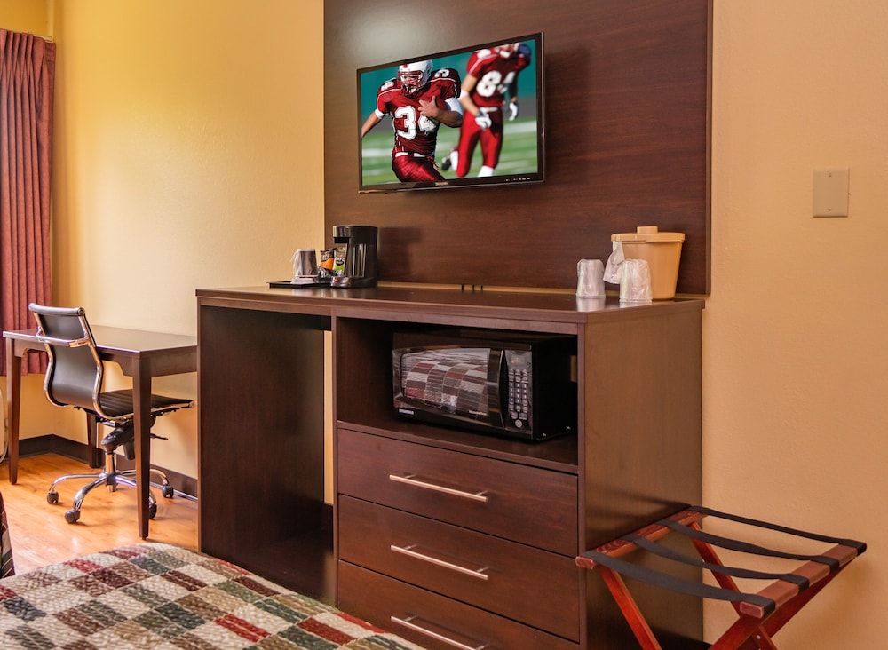 Red Roof Inn & Suites Indianapolis Airport - photo 12