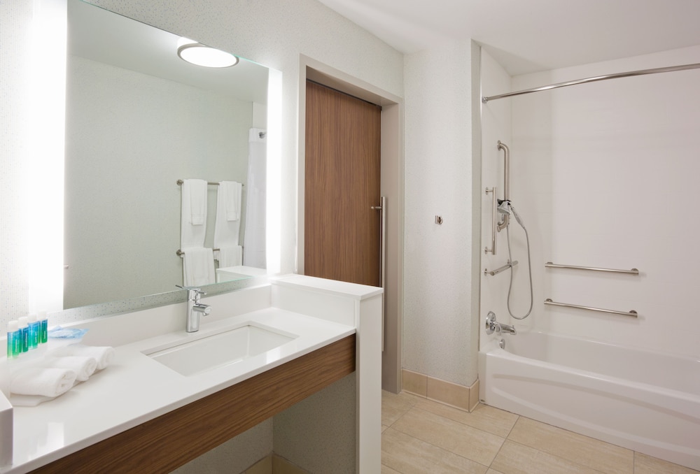 Holiday Inn Express & Suites Des Moines Downtown by IHG - photo 23