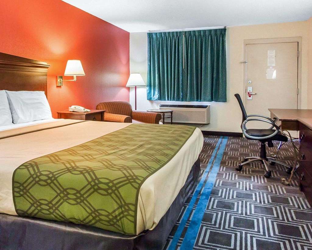 Econo Lodge Lanett - photo 11