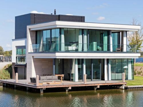 Waterfront holiday home in Arnemuiden — 4-Star Luxury Hotel in Arnemuiden, Netherlands