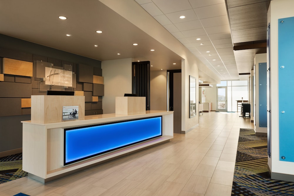 Holiday Inn Express and Suites Beaver Dam - photo 32