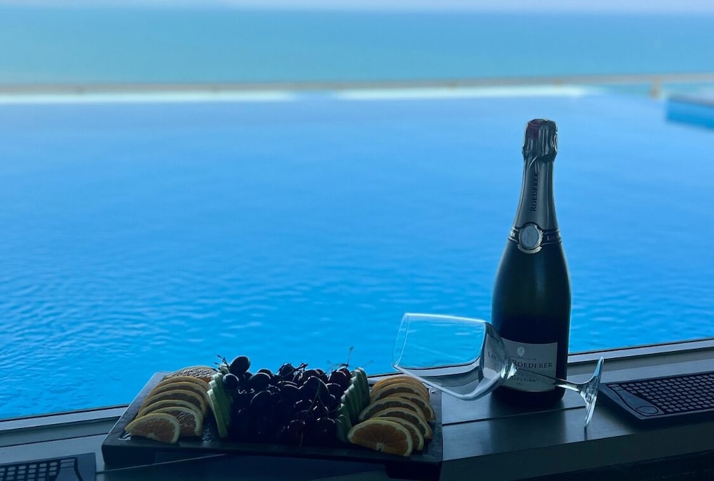 Luxury Rooftop Suites by Blumont — hotel in Rrashbull