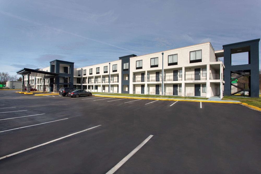 Baymont by Wyndham Charlotte University - photo 22