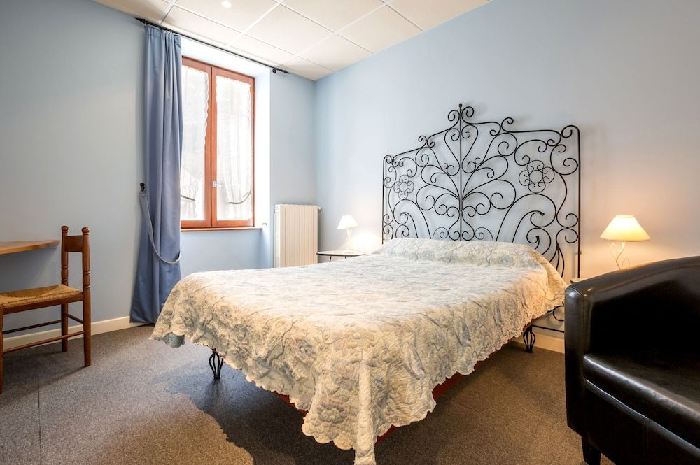 Logis Hôtel de L'Avenue — hotel in Dunieres
