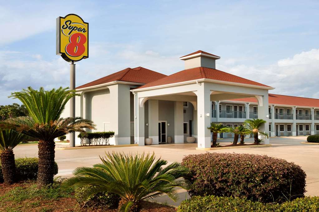 Super 8 by Wyndham Lake Charles Northeast in Lake Charles, United States