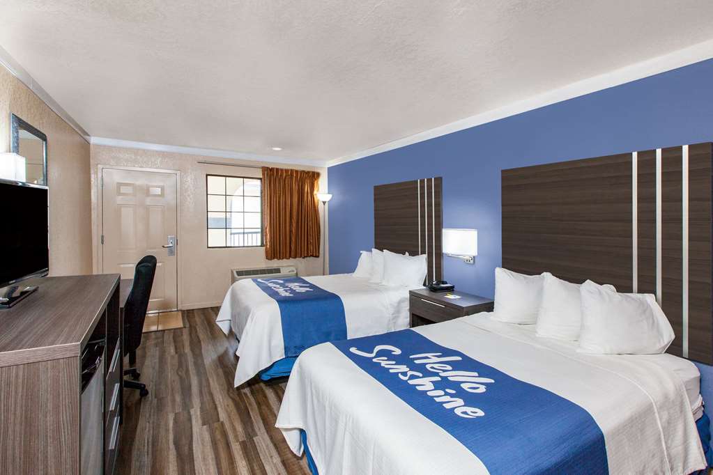 Days Inn & Suites by Wyndham Braunig Lake - photo 9