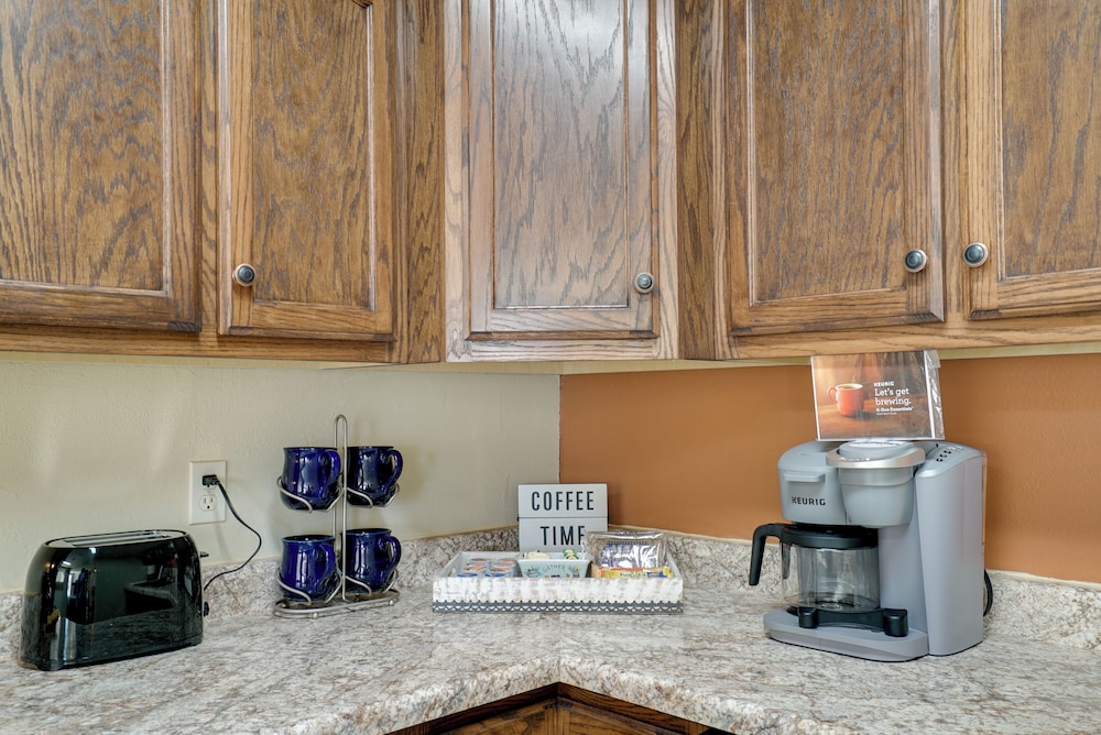 Chic Silver City Getaway With Patio And Gas Grill — Meriden