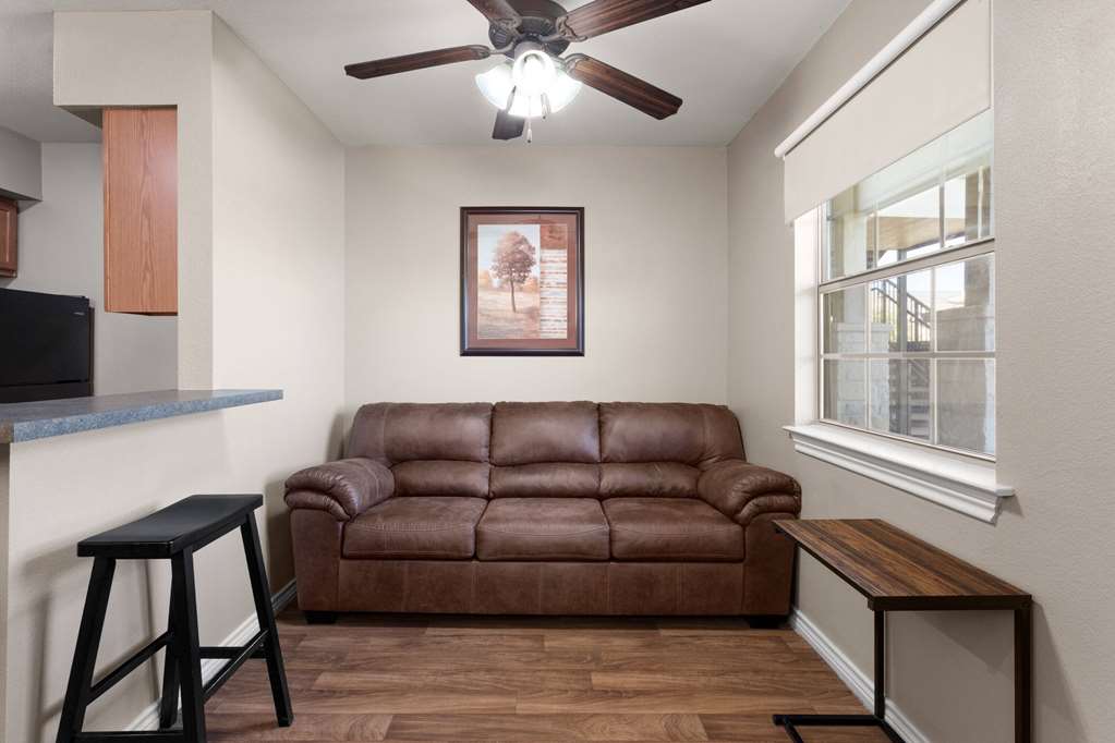 Eagle's Den Suites Kenedy a Travelodge by Wyndham - photo 7