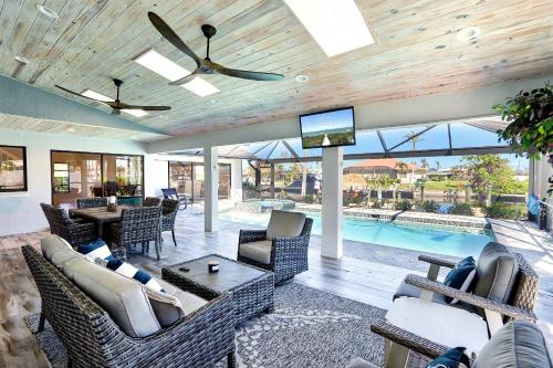 Boat Dock Luxurious Pool Gorgeous Home Escape To The Cape — 4-Star Luxury Hotel in Cape Coral, United States