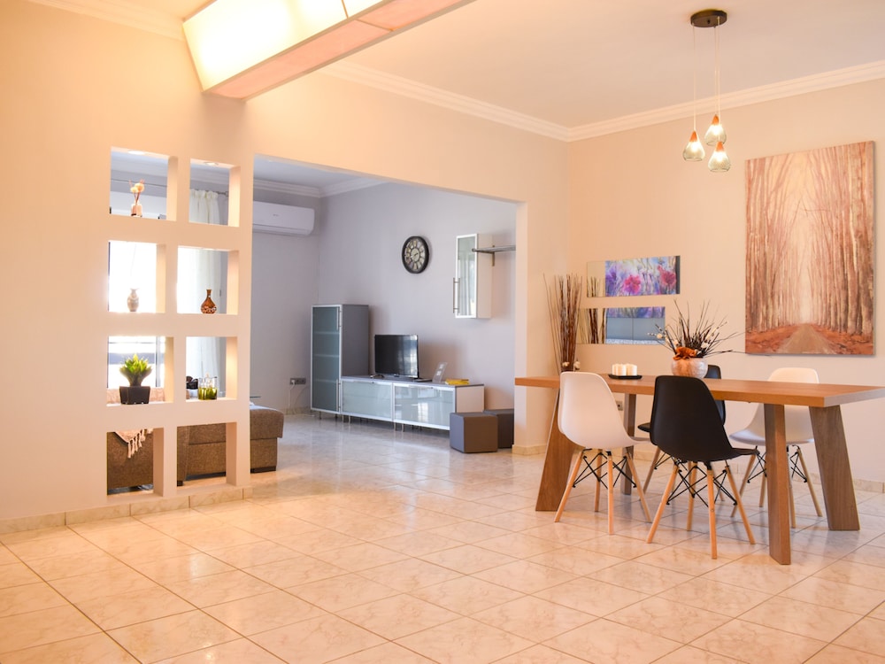 Cozy Flat Main Square 10min To The Sea — 4-Star Luxury Hotel in Kalamata, Greece