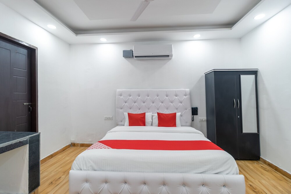 OYO 40460 Paradise Studio in Basi, India