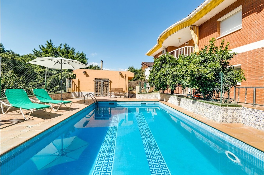 Vivalidays Villa Agathe Barcelona — 4-Star Luxury Hotel in Tordera, Spain