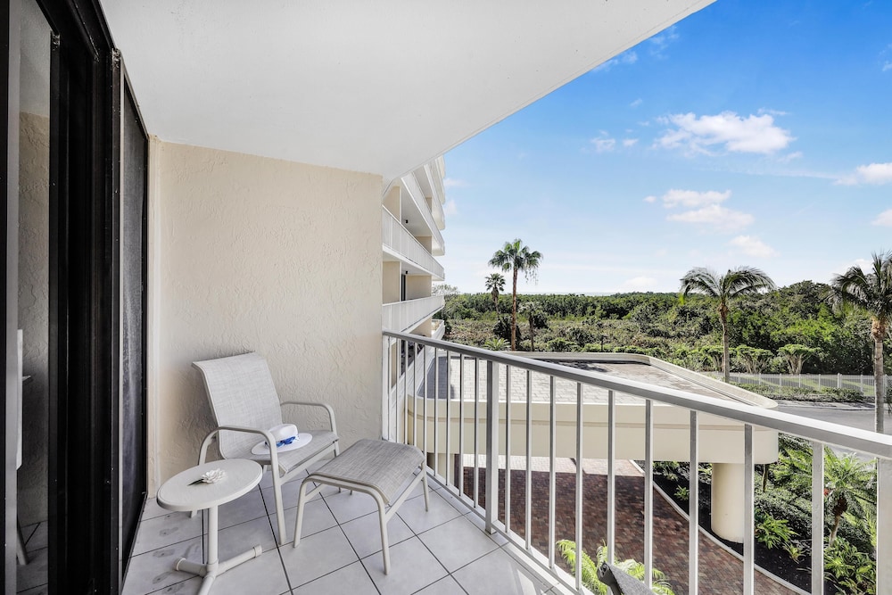 Beachfront condo in resort style community with pool - photo 41