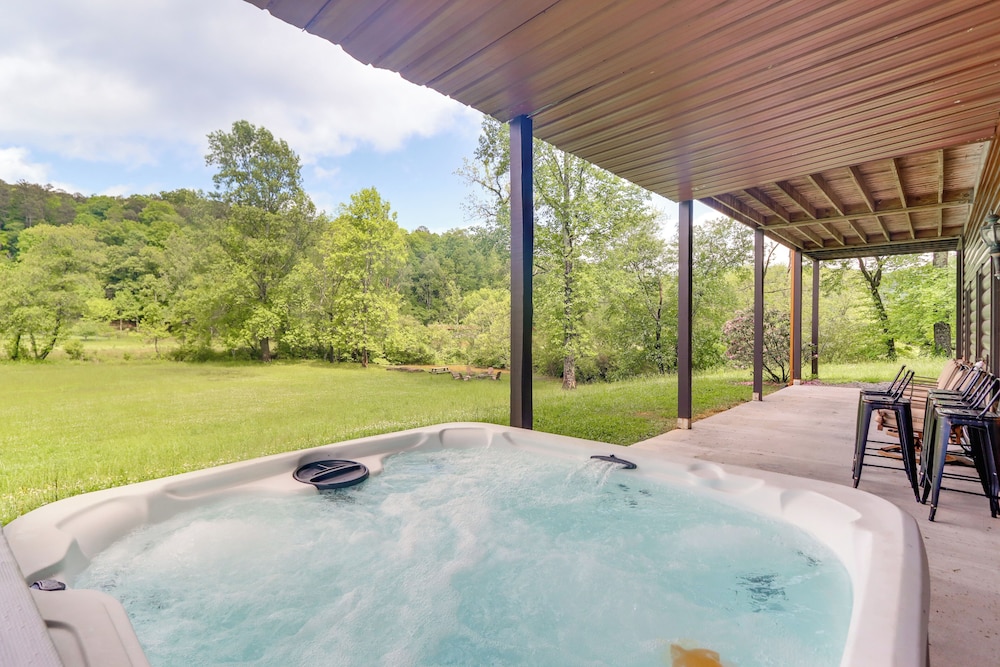 Waterfront Cabin in Ellijay Hot Tub and Game Room — 4-Star Luxury Hotel in Ellijay, United States