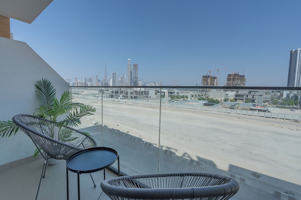 Nasma Holiday Homes Azizi Riviera 6 — 4-Star Luxury Hotel in Dubai, United Arab Emirates