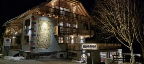 Burglodge Fischerkeusche — 4-Star Luxury Hotel in Mauterndorf, Austria
