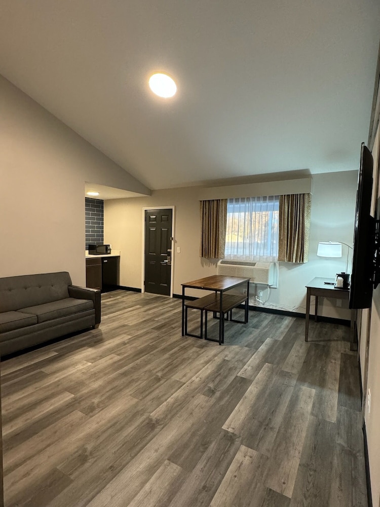 Days Inn & Suites by Wyndham Port Huron - photo 42