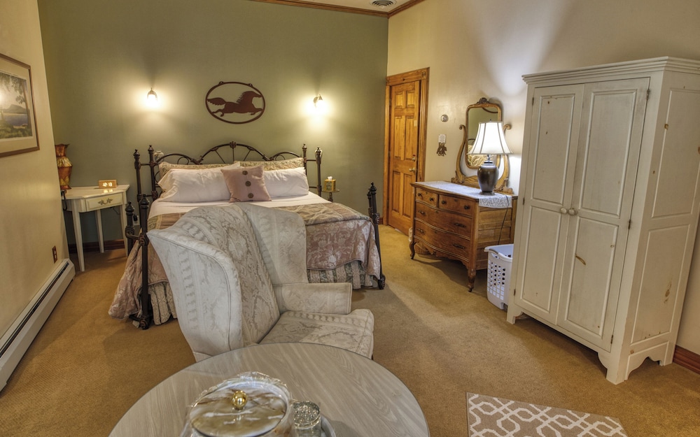 Rockwell Falls Inn and Wine Bar - photo 10