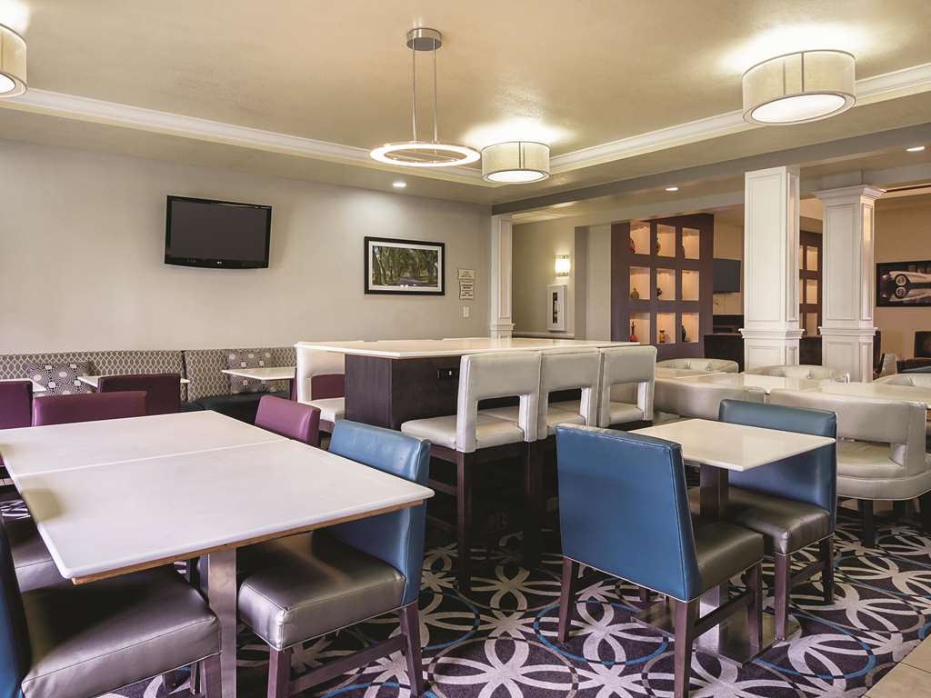 La Quinta Inn & Suites by Wyndham Bowling Green - photo 65