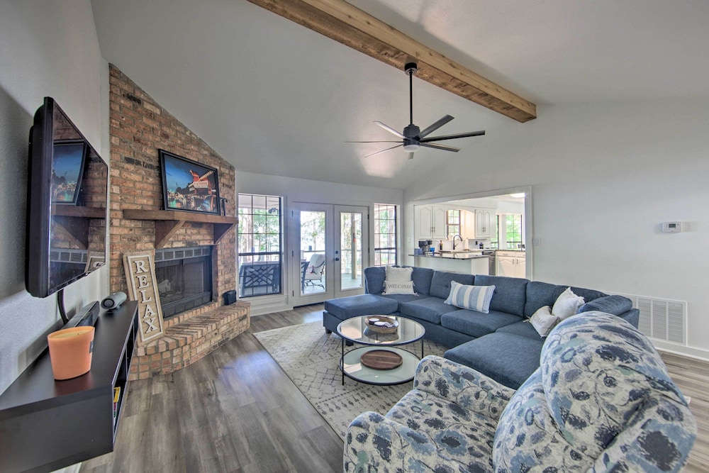 Luxe Lakehouse With Sunset Views On Lake Palestine 17940587 — Flint