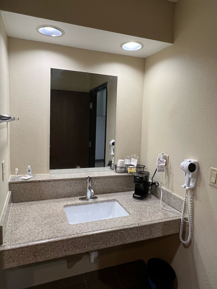 HomeTowne Studios & Suites Washington - photo 11