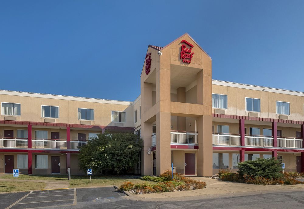 Cedar Rapids Inn - photo 13