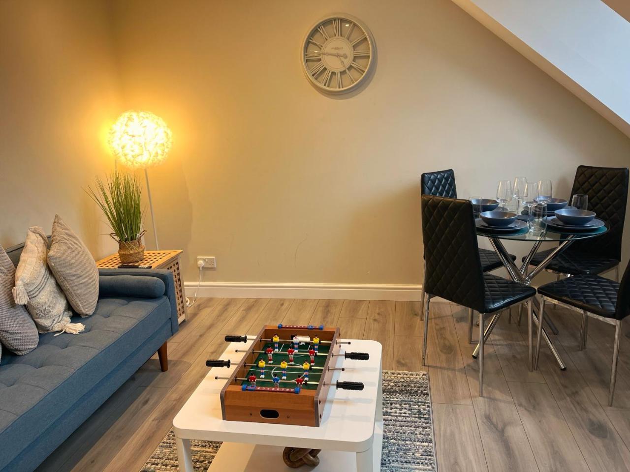 Central 2 Bedroom with Free Parking & Foosball Table