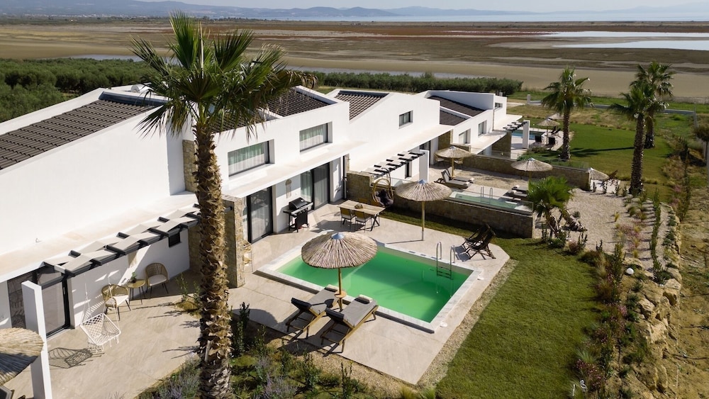 Flamingo View Suites & Villas — 4-Star Luxury Hotel in Portaria, Greece