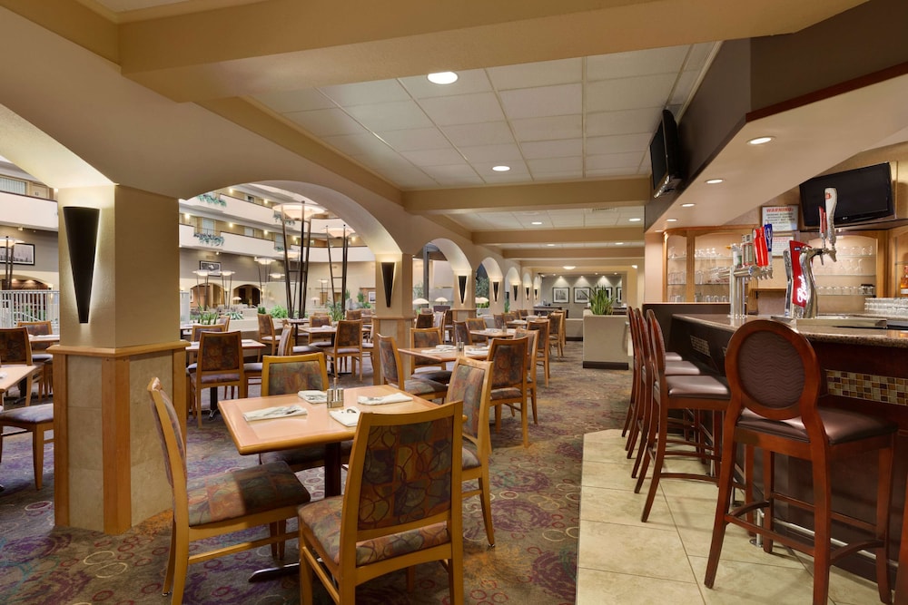 Embassy Suites by Hilton Kansas City International Airport - photo 56