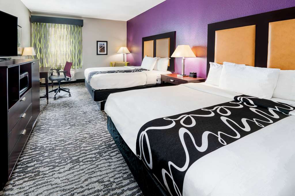 La Quinta Inn & Suites by Wyndham DFW Airport West Bedford - photo 15