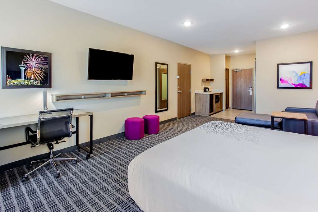 La Quinta Inn & Suites by Wyndham San Antonio Alamo City - photo 24