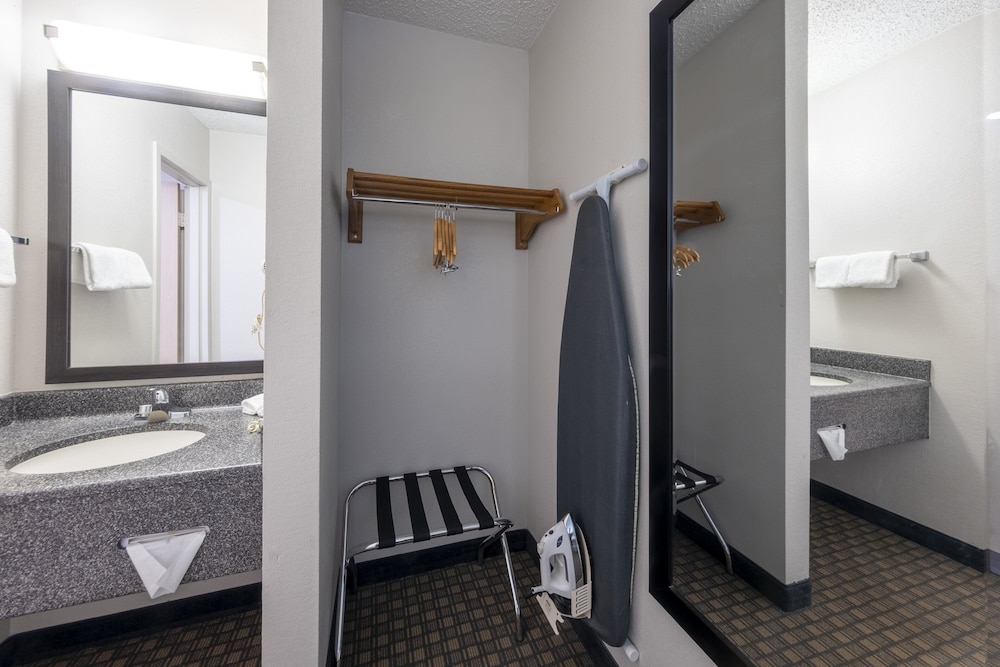 HomeTown Inn by Red Roof East Syracuse - photo 32