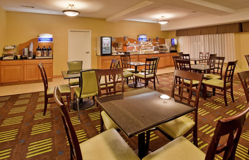 Holiday Inn Express Hotel & Stes Kansas City Sports Complex by IHG - photo 42