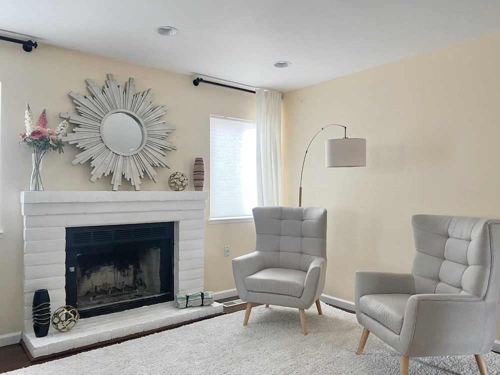 DT Reno Classy Vacation Home w Backyard Patio