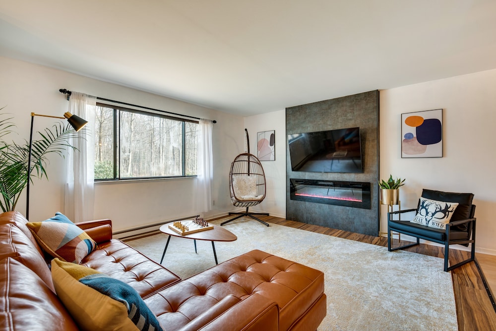 Serenity Grove Game Room Fire Pit Dog Friend — 4-Star Luxury Hotel in Pocono Pines, United States