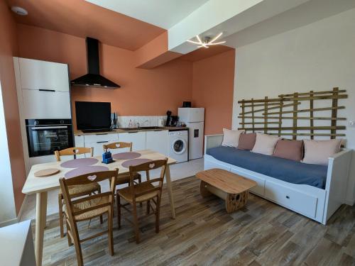 Gîte chaleureux 4 pers terrasse proche Loire FR 1 590 578 - carbon neutral hotel in Unknown City