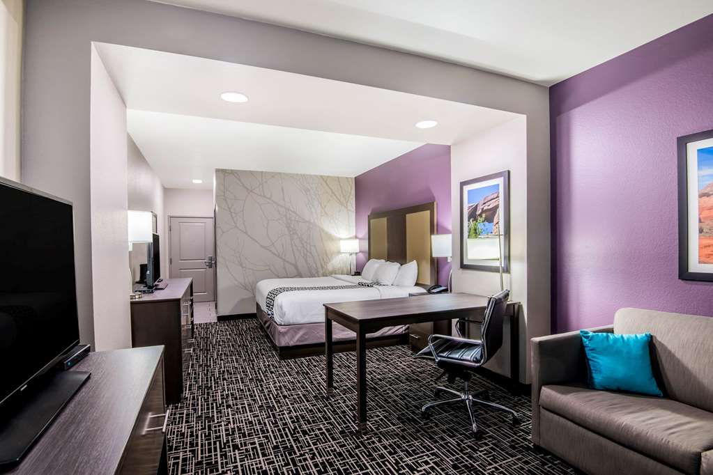 La Quinta Inn & Suites by Wyndham Pampa - photo 58