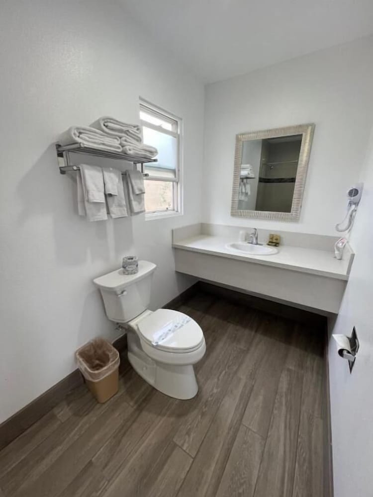 Town and Country Inn - photo 7