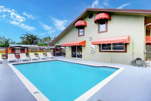 Tropical Oasis 6BR & 4BR Villa Heated Pool & Billiard Room — 4-Star Luxury Hotel in Hollywood, United States