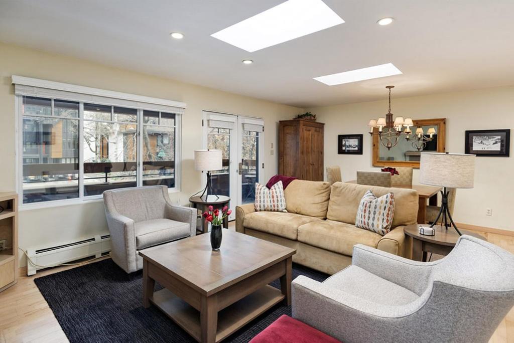 Fasching Haus Unit 303 Sunny Top Floor Condo 2 Private Decks 2 Blocks to Downtown Aspen — 4-Star Luxury Hotel in Aspen, United States