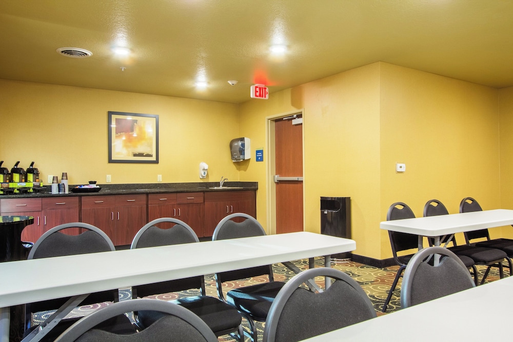 Cobblestone Inn & Suites Corry - photo 43